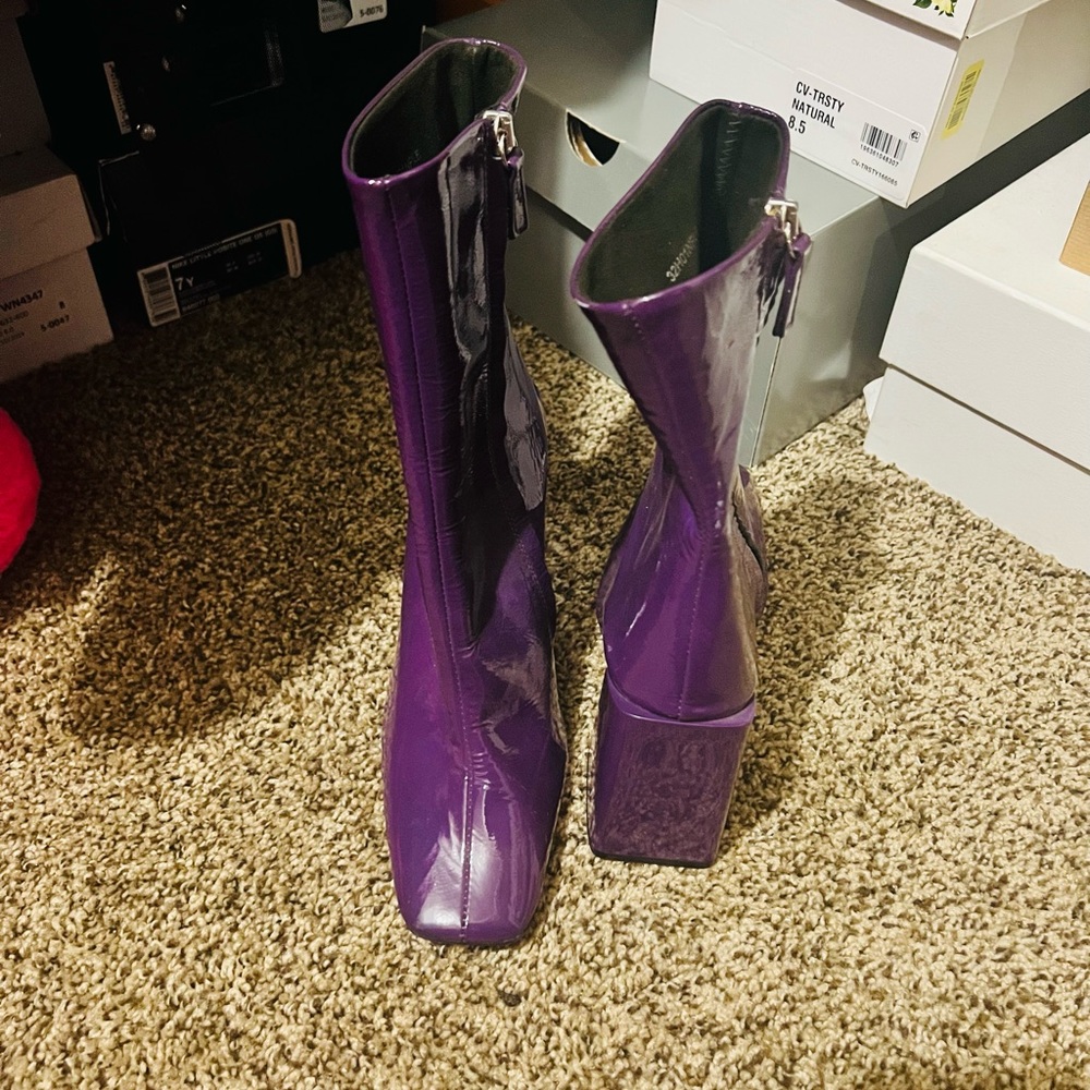 Purple squared shaped heel